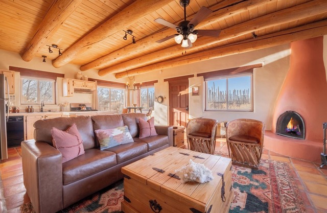 Casita Romantica~ Mountain Views~ Kiva Fireplace~ Hot Tub~ 8 mins to Plaza!