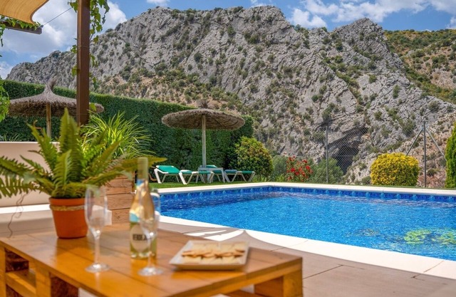 Casitas Cueva del Gato Benaoján by Ruralidays