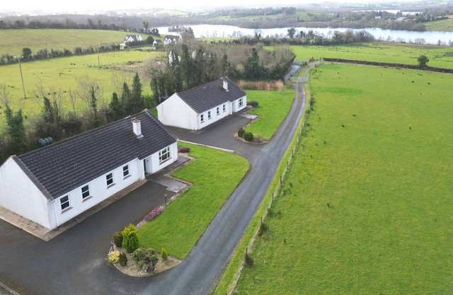 Cassidy Cottages. Cosy 3-Bedroom Cottage, with Lake views and free wifi.