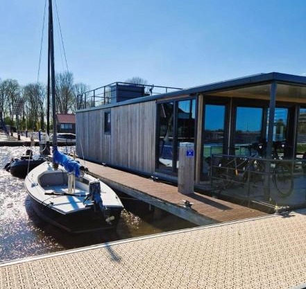 Castalia Houseboat