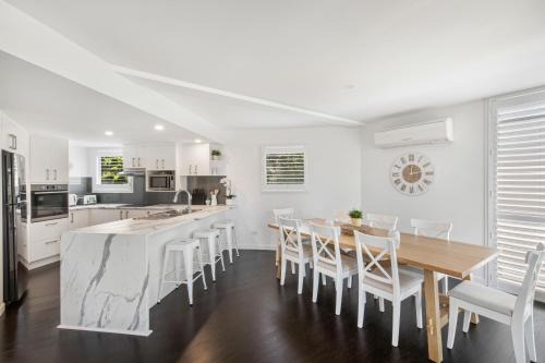 Castaway Cove Beachfront Home by Stay Noosa