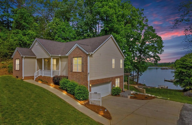 Castaway Cove Lake Norman NC - Beautiful Lake Front Vacation Home!