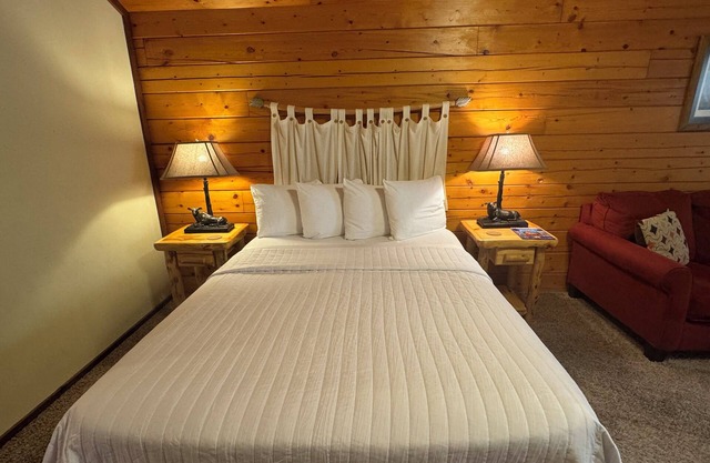 Castaway ROMANTIC Log Cabin in the woods. Hot Tub & Wood Burning Fire Place.