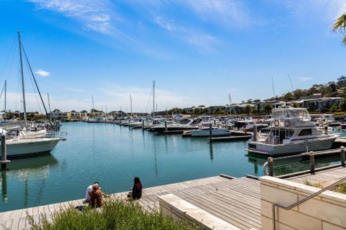 Castaway Villa - Luxe on the Marina Walk to Beach
