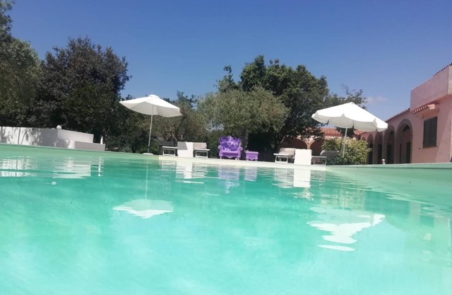 Castiadas, típica villa privada sarda con piscina y jardín.