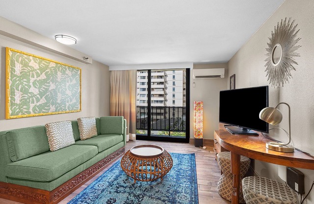 Castle Bamboo Waikīkī Hotel