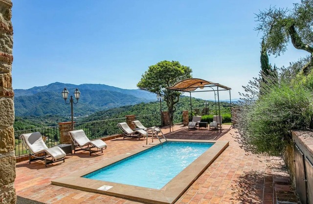 Castillo 'Il Castello Di Mammoli' con piscina privada, Wi-Fi y aire acondicionado