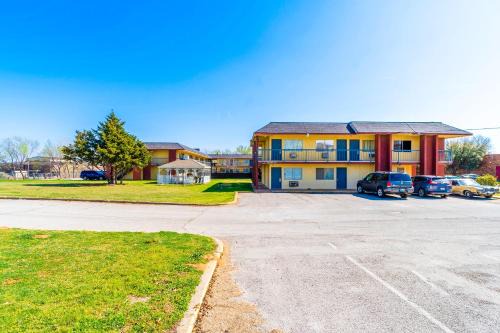 Castle Inn & Suites By OYO Chickasha