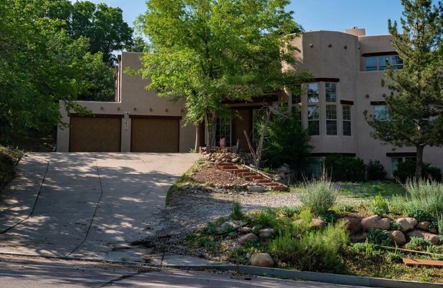 Castle Retreat - Luxury Views - Close to Downtown, Pikes Peak, Broadmoor