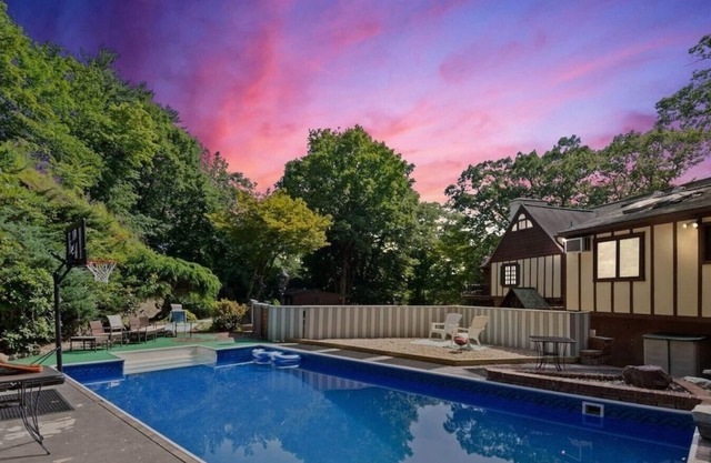 Summer Castle: Pool, Game Room, BBQ - Pet Friendly