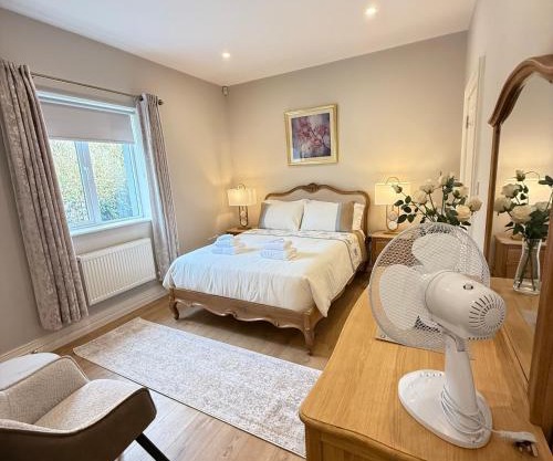 Castle View House - Luxury Vacation Home with Mountain & Sea Views - 5 min walk to Glenbeigh Village - 10 min drive to Rossbeigh Beach & Dooks Golf Course - On the Ring of Kerry-Wild Atlantic Way - 30 minute drive from Muckross House and National Park
