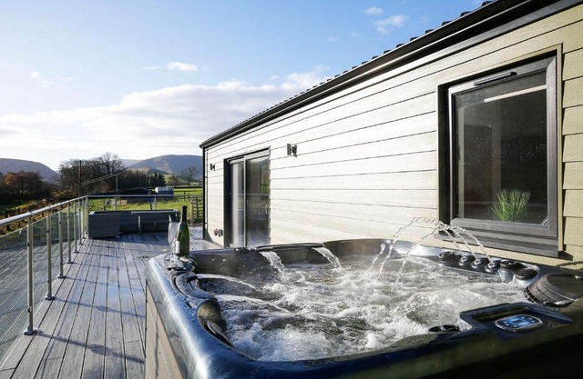 Castlehill cabin with a hot tub
