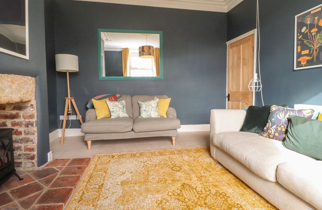 CASTLEWOOD COTTAGE, pet friendly, with open fire in Skipton