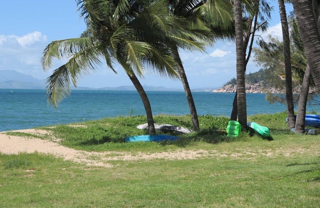 Casual Lodge Unit 4 - cosy island unit with balcony just minutes to Nelly Bay Beach