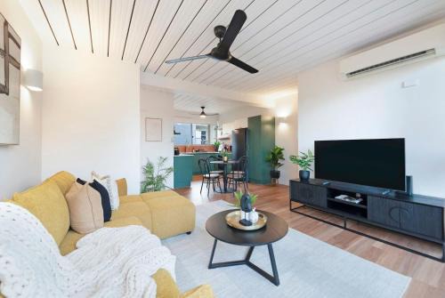 Casuarina Calm - Boutique Penthouse by the Foreshore
