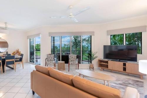 Casuarina Vista - Beachfront Elegance in Rapid Creek