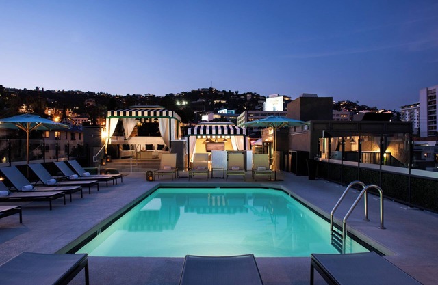 Catch A Glimpse of Los Angeles City Life in Modern Suite! Rooftop Pool, Parking!