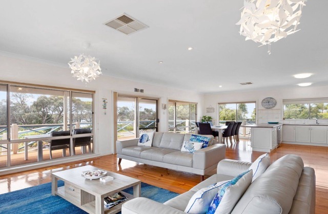Catch of the Bay - Great Location on the Esplanade with View of the Channel