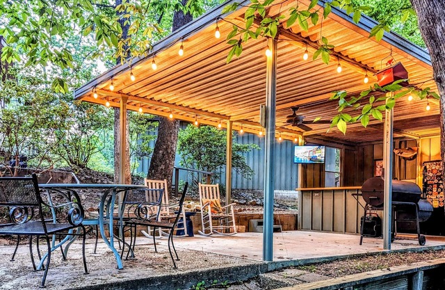 Catchin' 247 - Lakefront hideaway, outdoor spa, bar, firepit!