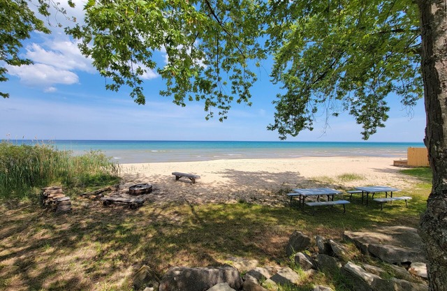Catching Fireflies - Cozy Cottage on beautiful Lake Huron in Oscoda, MI