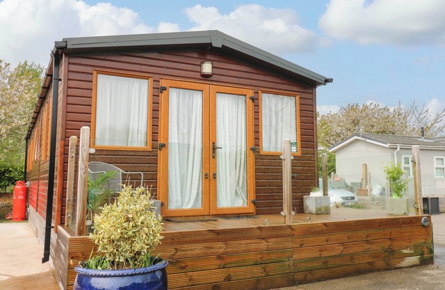 CATE’S COZY CABIN, pet friendly, with a garden in Lazonby