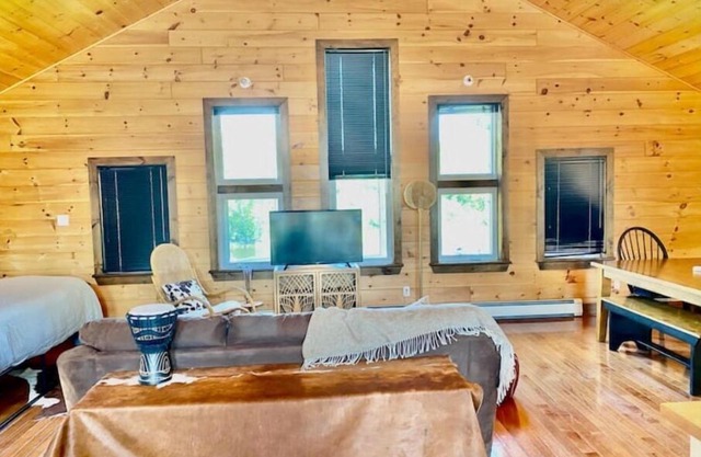 Cathedral pine cabin on the river, Open concept