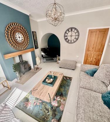 Cathedral Quarter House with free Secure Driveway Parking for 2 Cars