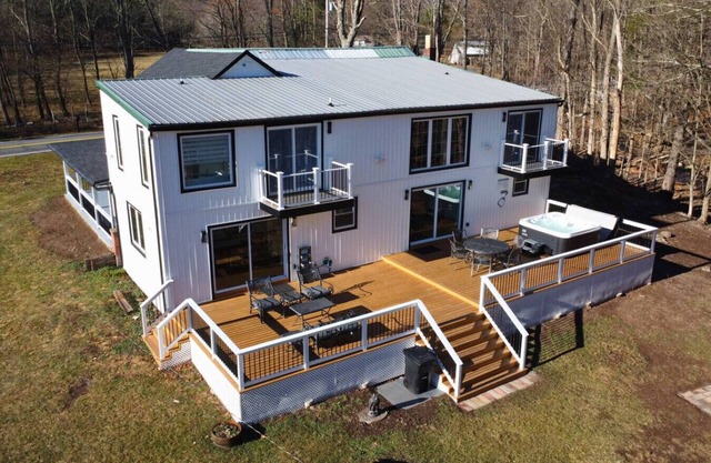 Catskills Escape! Hot Tub, Massage Chairs & Games