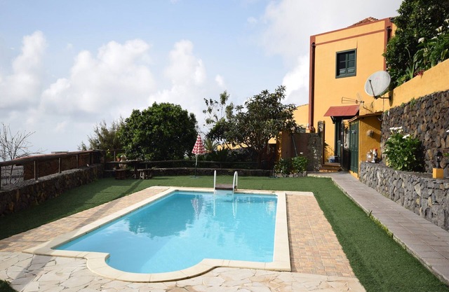 Casa cueva en Tenerife con piscina y playa