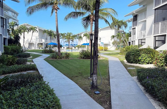 Totalmente renovado 1 dormitorio en Seven Mile Beach Cayman Reef Resort # 1