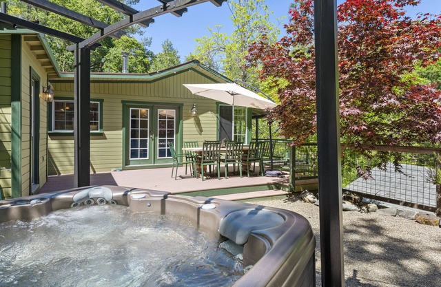 Caz-A-Verde ~ Beautiful Spot along well-known cycle route, hot tub, forest