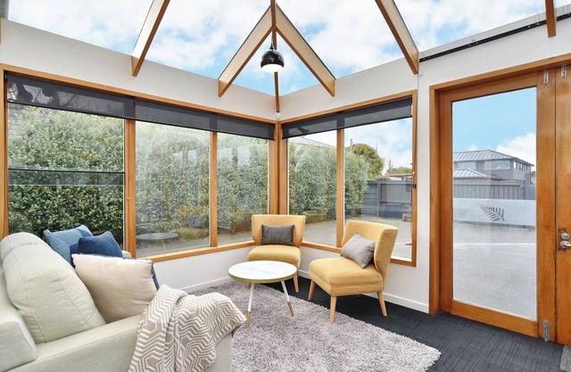 CBD 5 bdrm Grand Villa sleeps 14 w/free carparks