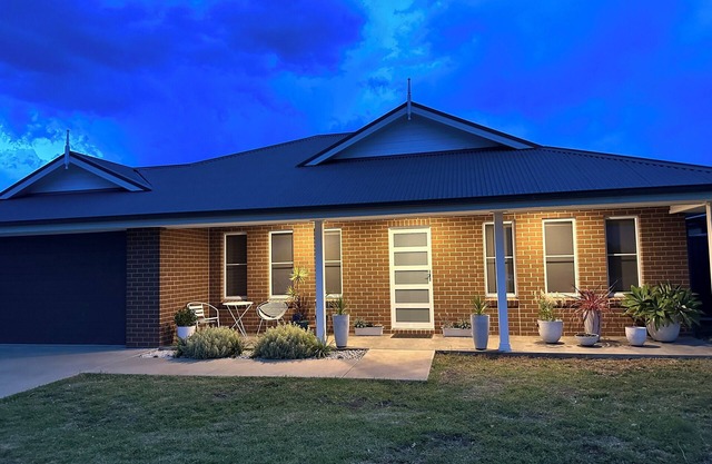 CC's Country Cottage- Modern, airconditioned, family-friendly space.