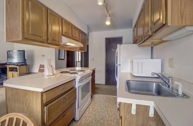 Cc20 Chateau Claire 2 Bedroom Condo by Redawning