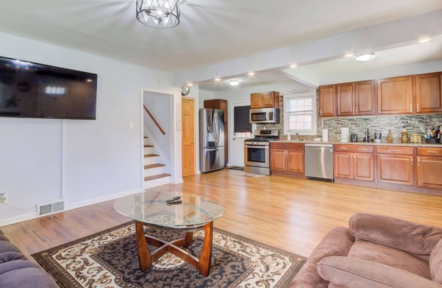 Cc3 presents Suburban Nites We welcome U2 enjoy our quad level home.420friendly