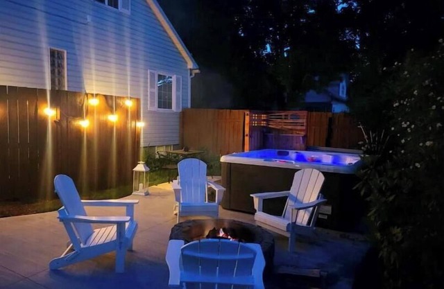 CDA Cottage - Downtown/Sanders Beach - Hot Tub - Fire Pit