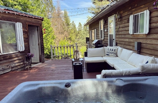 CDALake-Kayaks-Hottub-BoatSlip-PoolTable