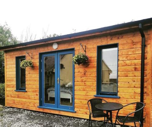 Ceaser's cabin is a cosy 1 bedroom cabin