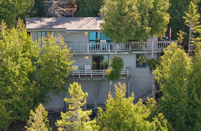 Cedar Bluff: 4 BR, 3 BA House in Harbor Springs, Sleeps 8