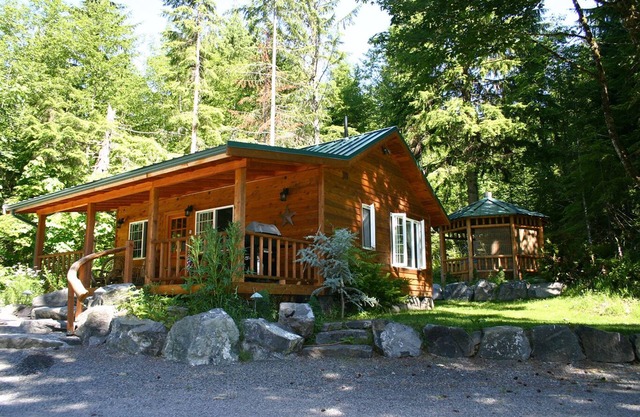 Cedar cabin at Mt Rainier is custom built with queen bedroom and Murphy bed in the living room. Full kitchen. Spacious front porch with picnic tables and BBQ. Perfect for romance or bring the kids. Private hot tub in woodland setting. Walk to Copper