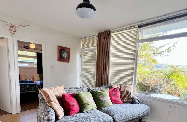 Cedar Chalet in Snowdonia Wales. Stunning Woodland Views & Pool, Family & Pets