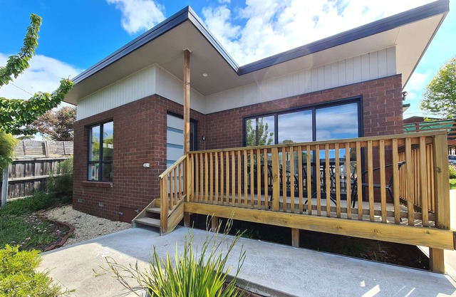 Cedar Cottages Blackmans Bay - Cinnamon Cottage
