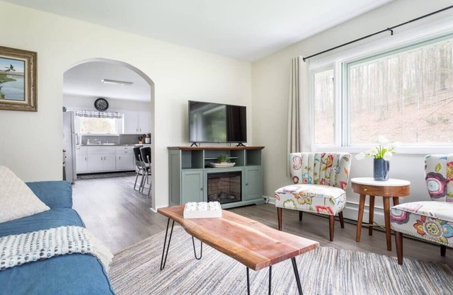 Cedar Creek Cottage - Idyllic Setting and Dog Friendly!