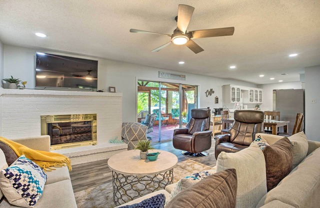 Cedar Creek Lake Home: Private Dock & Hot Tub