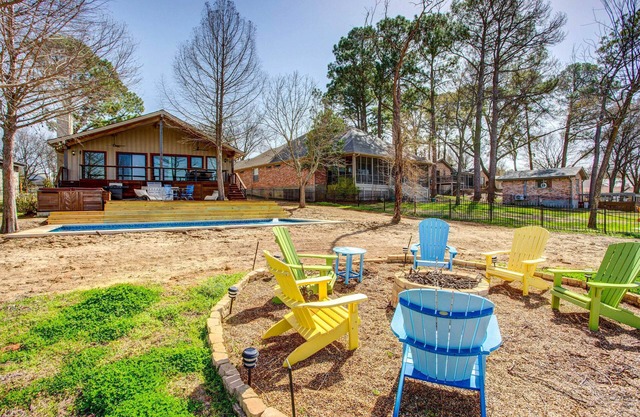 Cedar Creek Lakefront Vacation Rental w/ Pool