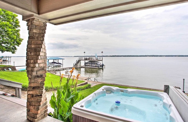 Cedar Creek Lake House w/ Private Hot Tub!