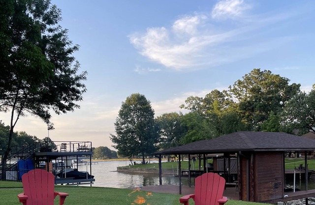 Cedar Creek Lake House-Sleeps up 14 on double lot w/ fire pit & boat dock