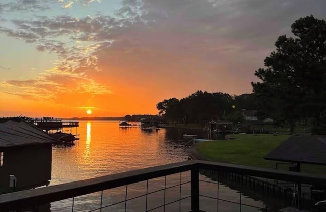 Cedar Creek Lakehouse: Firepit, Lake Access, Hot Tub, and Pet Friendly