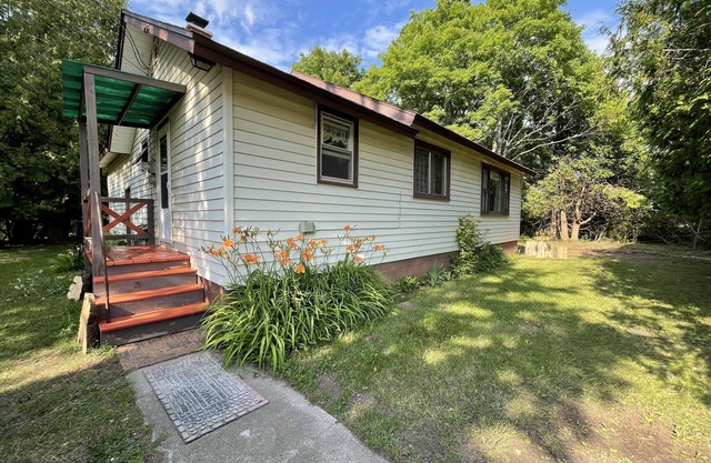 Cedar Glen centrally located peaceful setting near to Pictured Rocks!