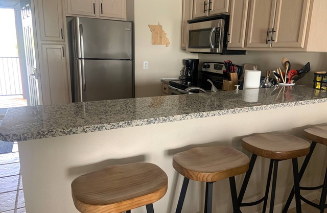 Cedar Glen Penthouse Condo w/loft. Lake of the Ozarks. Free boat slip. 5 stars!